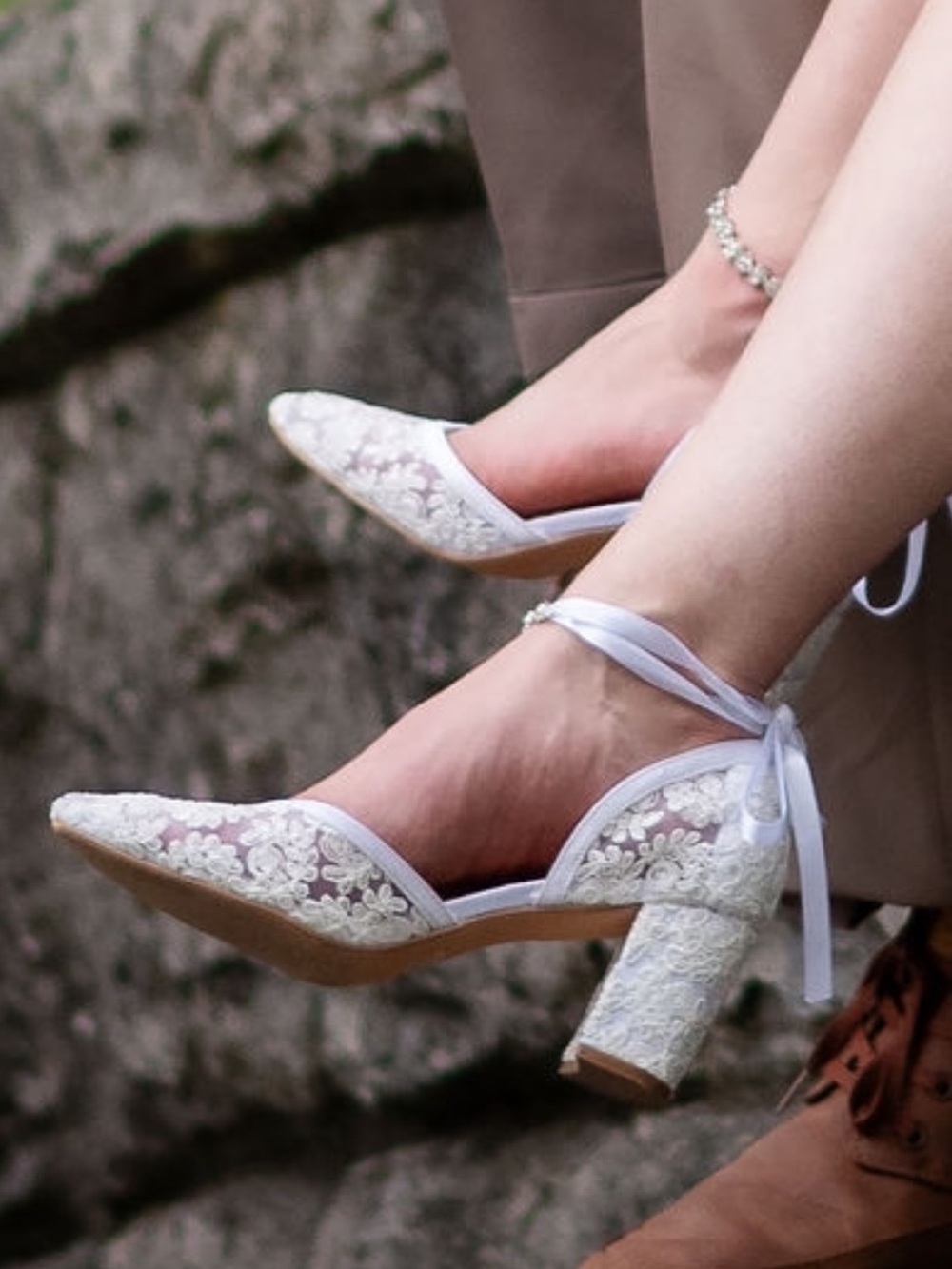 Kailee P White Lace Bridal Pointed Toe Block Heels Size 9